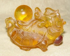 Sammeln Eine Mythos Schildkröte Drachenstatue, aus Bernstein? Amber?