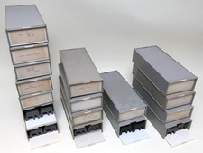 Original Leica 17x Universalboxen mit je 2 Diamagazine für je 50 Kleinbild Dias