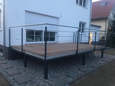 Holzterrasse Metallgeländer