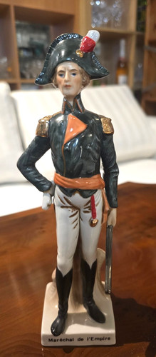 Porzellanfigur maréchal de - -,