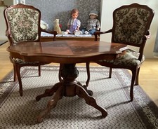 Dekorativer Tisch mit zwei Stühlen - als 3er Set