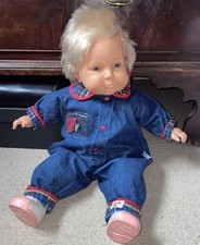 Große Famosa Puppe, blond, mit Corolle Jeans-Anzug (54 cm)