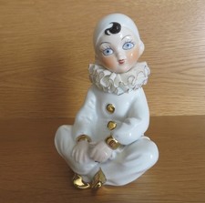 Kindlicher Pierrot weiß gold Harlekin Clown Spitze als Halskrause Porzellanfigur