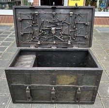 Eisentruhe  Soldtruhe innen