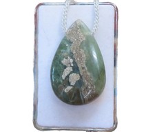 Variscit in Quarz Cabochon