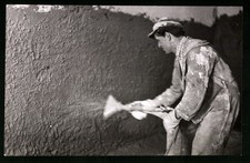 2 Fotografien Maurer - Verputzer verarbeitet Wandputz mit einer Spritzmaschine  