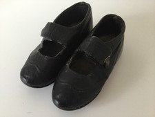 Sehr alte Kinderschuhe schwarzes Leder