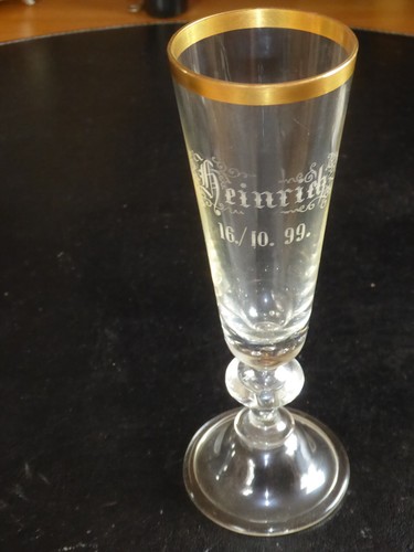Sektglas mit eingestochenen - -,