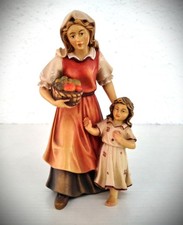Kostner Krippenfigur 16 cm ,Hirtin mit Obst + Mädchen aus Massivholz geschnitzt