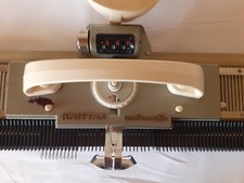 Strickmaschine Knittax Automatic mit Zubehör (funktionsfähig, Sammlerstück 1961)
