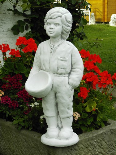Blumenfigur junge mit korb - -,