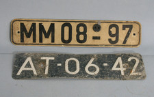 zwei altes Auto Kennzeichen unbekannter Herkunft, Aluminiumblech, Eisenblech