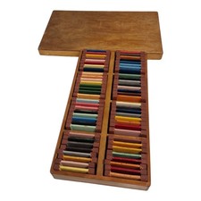 Bunte Spulen: Holzkiste