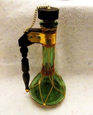 Grüne Karaffe / Flasche  mit Holzgriff und Metall montierung