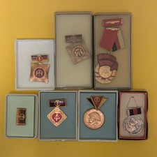 Lot Sammlung Konvolut DDR Ostalgie Abzeichen Anstecker in OVP Banner der Arbeit