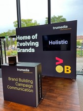 Flyeralarm LED UP Multimedia Wall + Counter M-One –LED  Beleuchteter Messestand