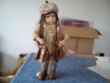 Hübsche Porzellanpuppe mit