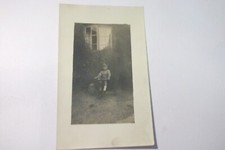 Junge auf Spielzeug Trike - mit Hund im Garten - Echt Fotokarte