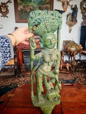 Große asiatische Holzskulptur