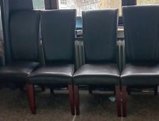 Vier Esszimmer-Stühle Aus