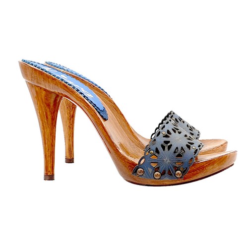 Clogs mit blau gelasertem