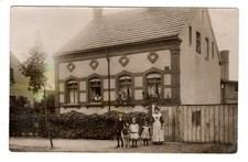 Fotografie AK Familie Haus