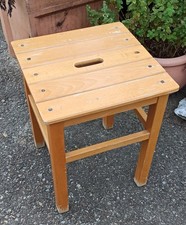 Alter Küchenhocker - Holzhocker Buche massiv mit Griffloch