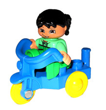 Lego Duplo Mädchen mit schwarzen Haaren und Zöpfen auf Dreirad Kind