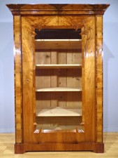 HANNIS ANTIQUE STORE / SCHÖNE BIEDERMEIER VITRINE UM 1840 / NUSSBAUM FURNIER