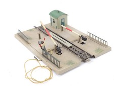Märklin H0 457 M-Gleis mechanischer Bahnübergang  durchg. Mittelleiter / Defekt
