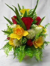 künstliches Frühlingsgesteck, Ostergesteck, 37 cm hoch, in Pokal aus Masse beige