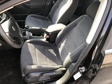 VW Jetta 1K Sitz vorn links Fahrersitz Stoff mit Heizung Autositz