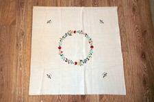 Weiße bestickte Tischdecke /