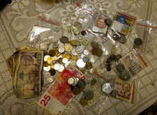 Gebrauchte alte Münzen und Geldscheine verschiedener Länder Europa und weltweit