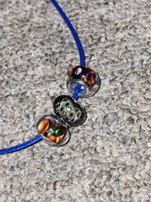blaue Kunstlederkette mit Perlen/Charms in schwarz/strass/bunt - Modeschmuck