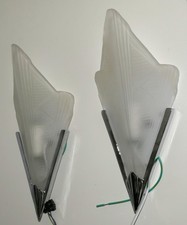 Ein Paar Art Deco Wandlampen verchromt  geometrische Milchglasschirme H. 32,0 cm