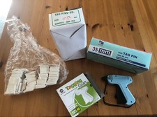 Etikettierpistole mit Heftfäden und Hängeetiketten/ Preisschilder