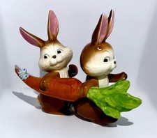 Zwei Hasen  mit Karotte, die