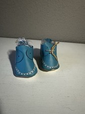 Alte Puppenschuhe in türkis