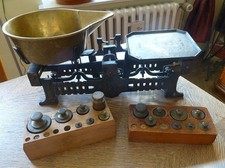 Antike Balkenwaage mit