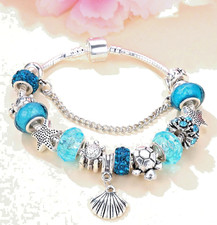 Meerblaues Armband mit Anhänger in Form von Muschel, Blume & Seestern