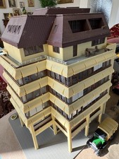 Hochhaus  mit Ladenpassage und