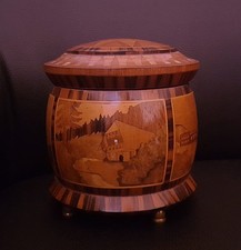 Außergewöhnliche Schatulle aus Holz mit Intarsien und Perlmutt