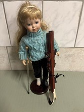 Porzellan/Sammlerpuppe mit Ski Krüken und Gips Weinender Ausdruck 