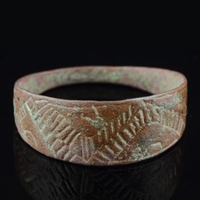 Gotischer Bronzering mit gestanztem Dekor | 12.–14. Jahrhundert n. Chr.