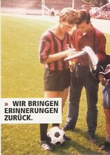 Eintracht Frankfurt-Museum Karte-Jürgen Grabowski gibt Autogramme
