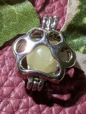 Pfoten Anhänger aus Edelstahl silber auf klappbar mit fluoreszierender Perle 