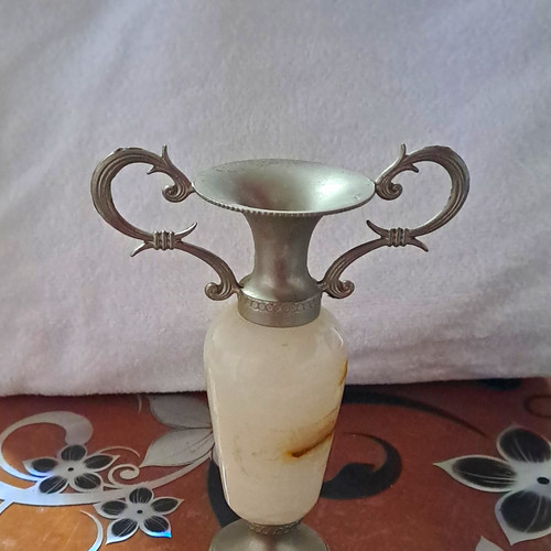 Dekorative vase aus metall - dekorative,