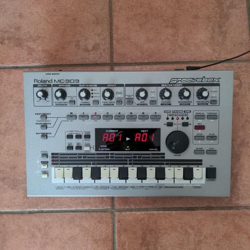 Roland 303 groove box - mc-303,