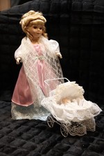 Porzellanpuppe Carmen mit Baby